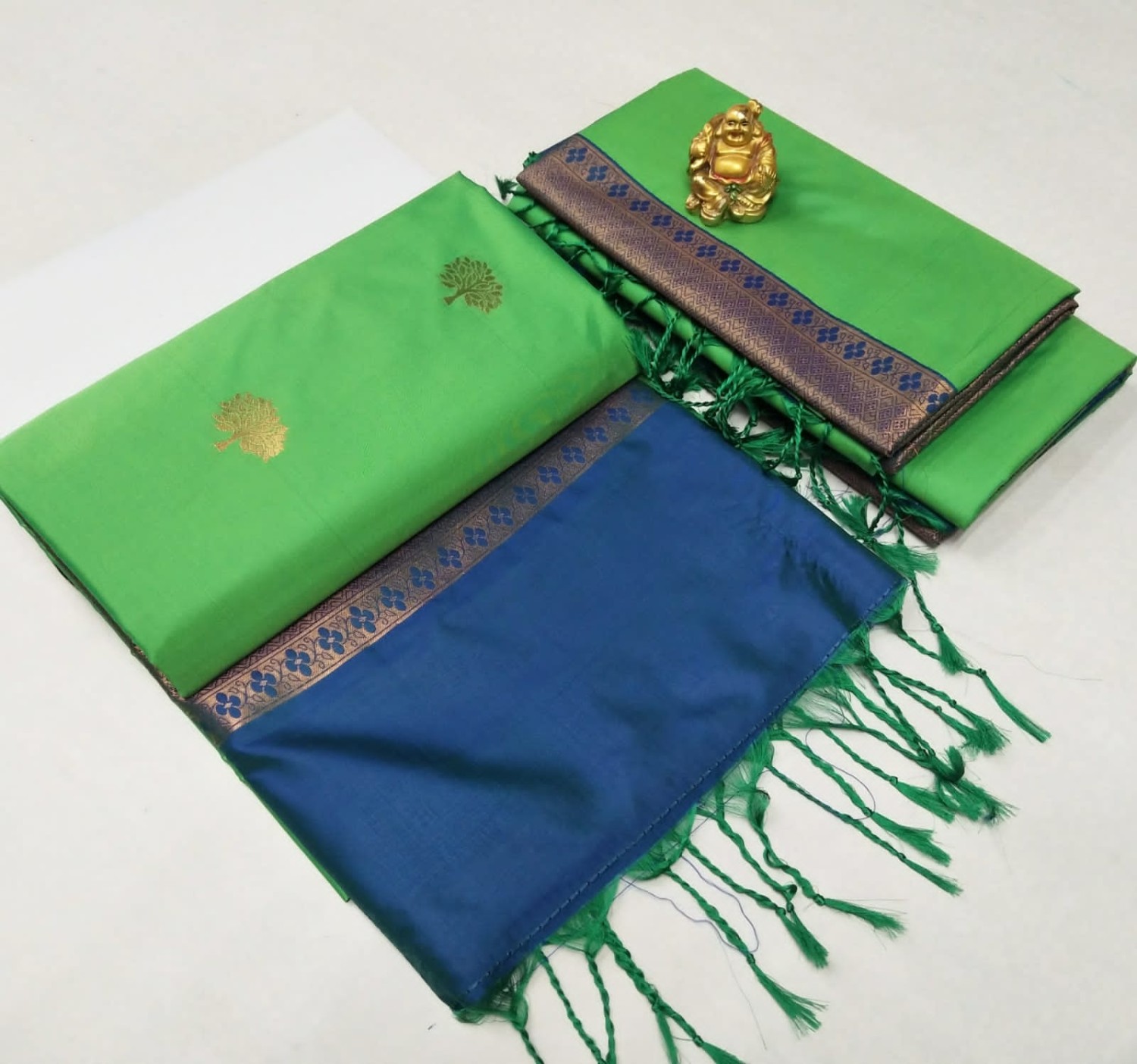 BORDER LESS SOFT SILK SAREES