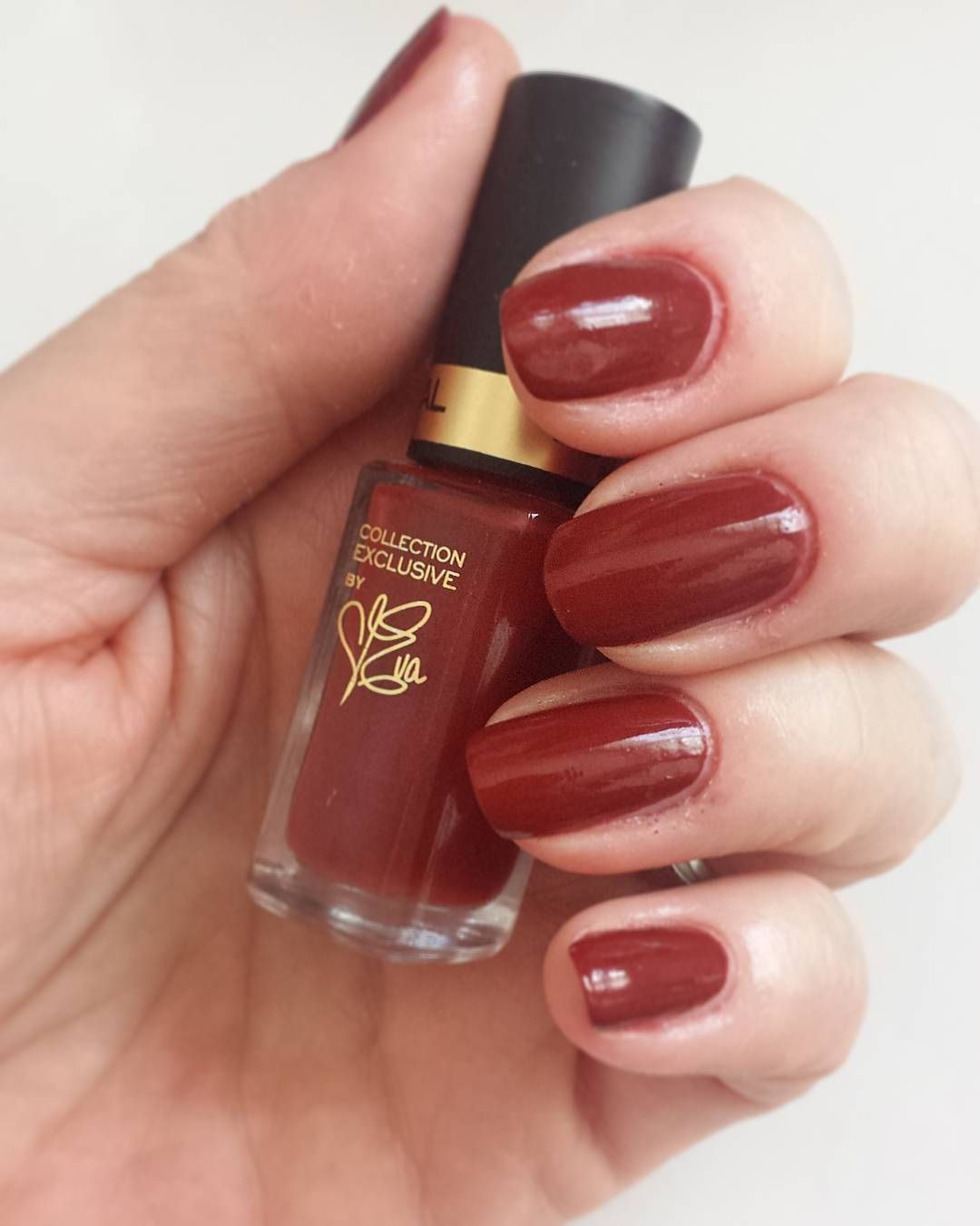 L'Oreal Color Riche Nail Polish - EVA PURE RED