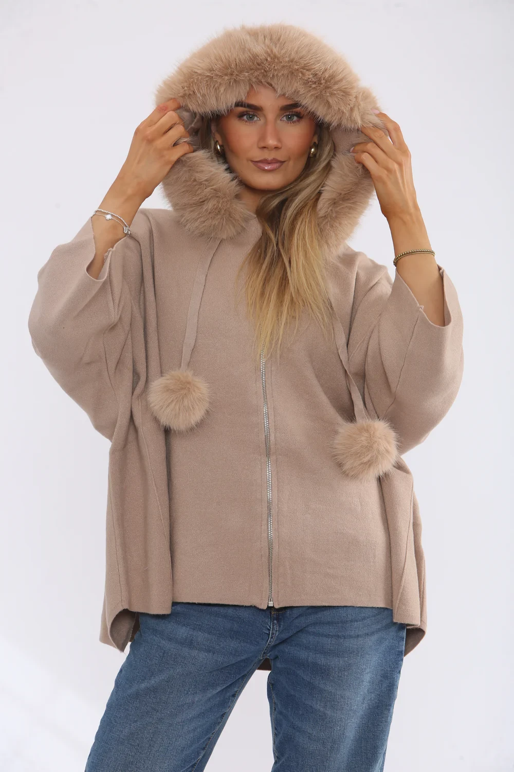 ZIP DETAIL FUR STRINGWITH FUR HOODIE