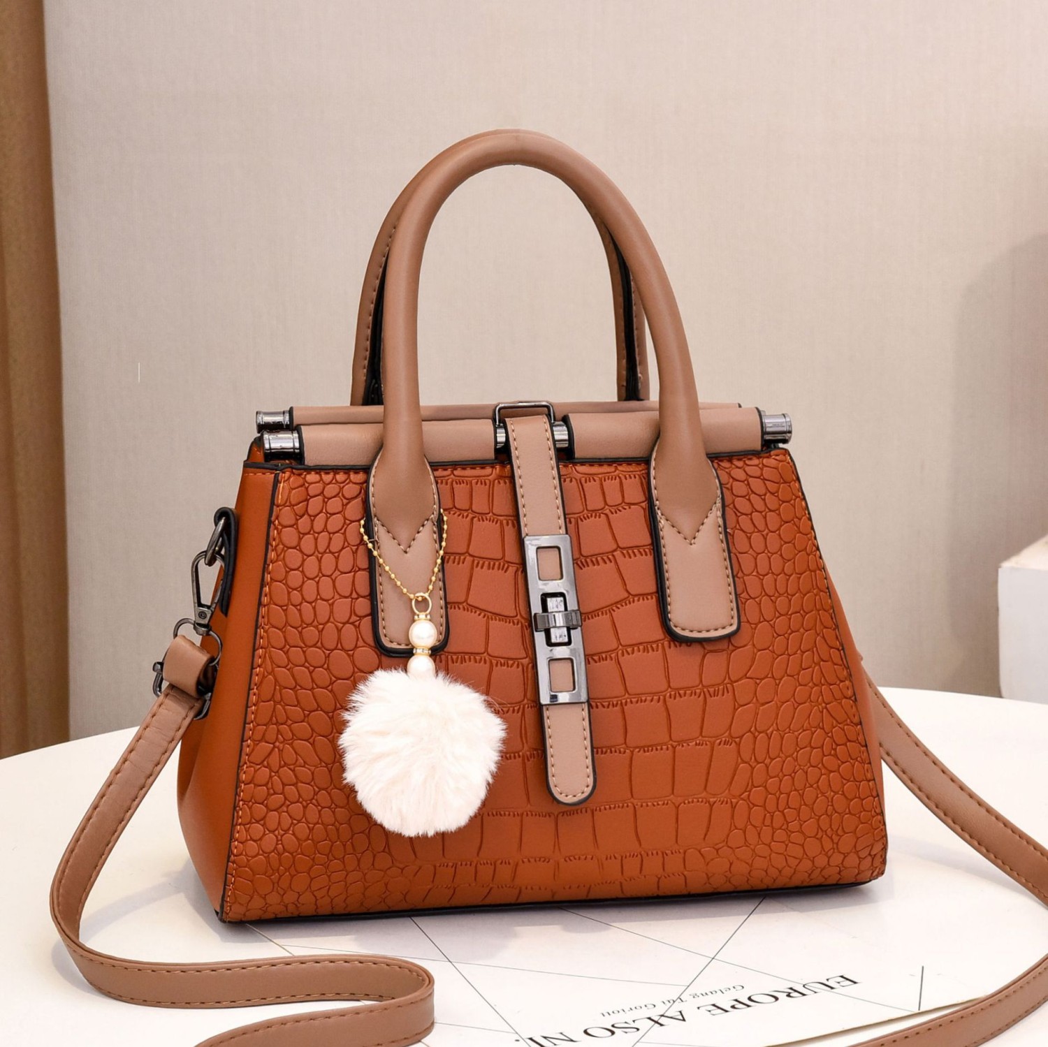 Simple and sophisticated... a beauty :) | Fashion handbags, Bags, Fashion  bags